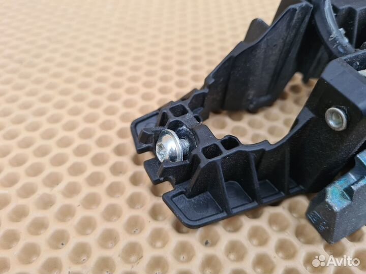 Кронштейн ручки двери правый Infiniti