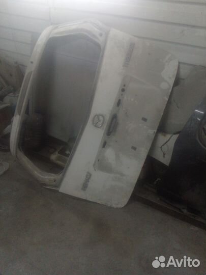 Продам крышку багажника Мазда премаси