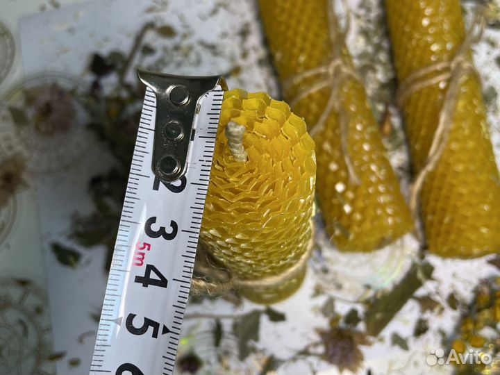 Свечи из вощины желтые с травами, ручная работа