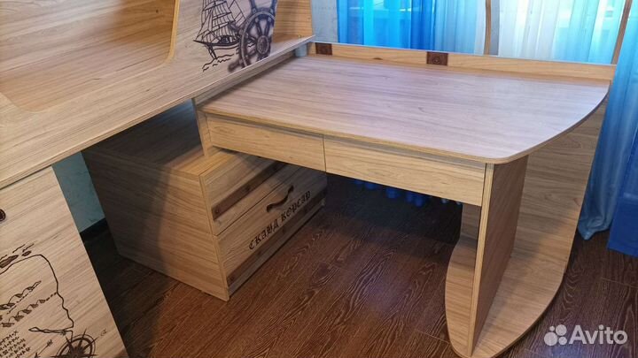 Кровать-чердак со столом (матрас прилагается)