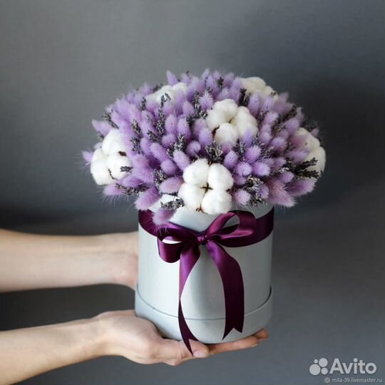 Букеты в шляпных коробках и кашпо