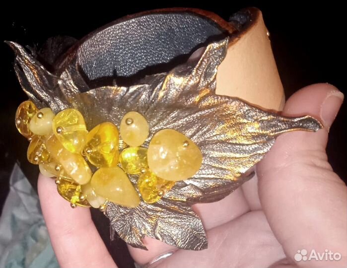 Комплект украшений из кожи с янтарём 