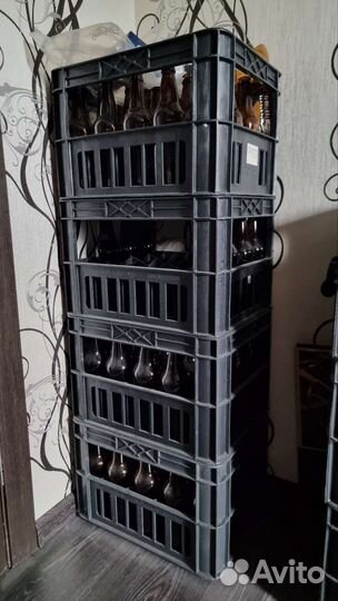 Пивные бутылки с ящиками