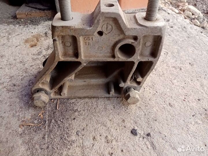 Кронштейн опоры кпп vw golf plus BSE 2011