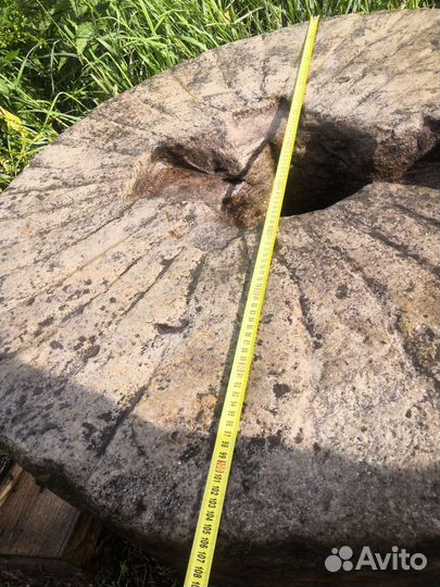 Старинный жернов 18го века