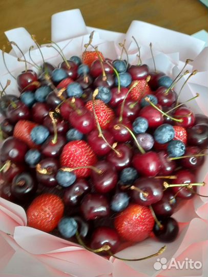 Букет из фруктов и ягод и овощей