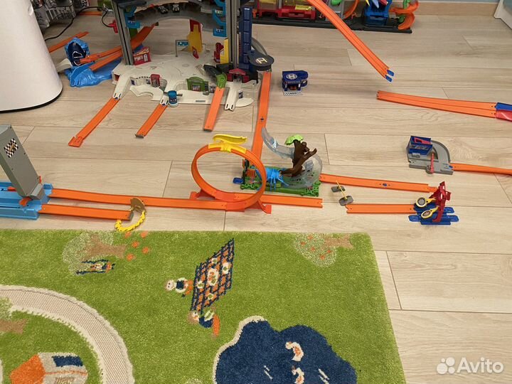 Большой гараж Hot wheels