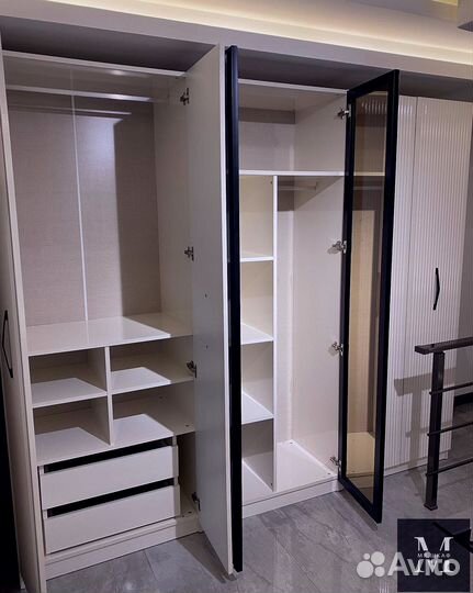 Современный распашной шкаф