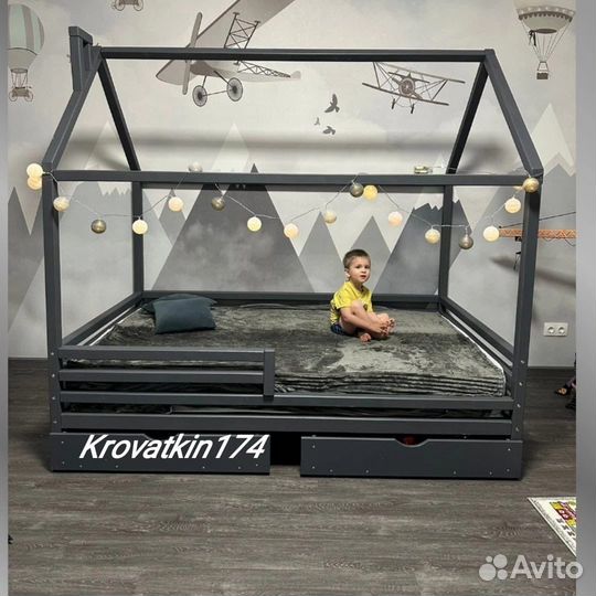 Детская кроватка домик