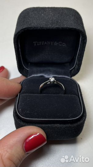 Кольцо с бриллиантом Tiffany оригинальное