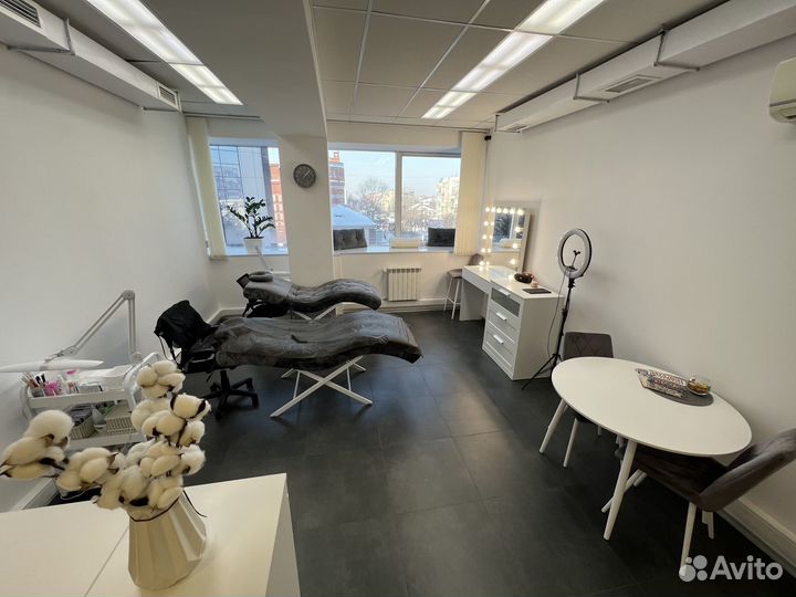 Мастер по наращиванию ресниц, лэшмейкер