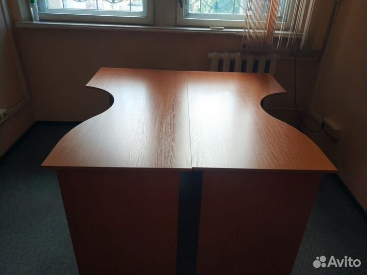 Стол офисный бу и шкаф офисный вещивой