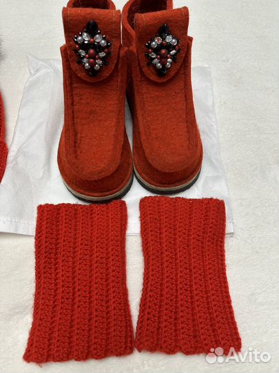 Комплект: шапка, варежки, гетры, уги (суконки)