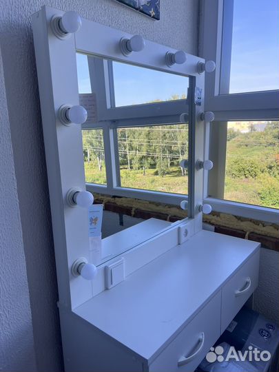 Туалетный столик с зеркалом и лампочками