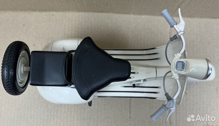 Модель скутера Vespa 150 1955 г 1:6