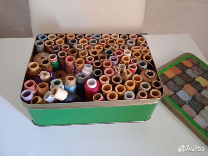 Тарелки, электроплитка, кастрюли, таз алюминиевый