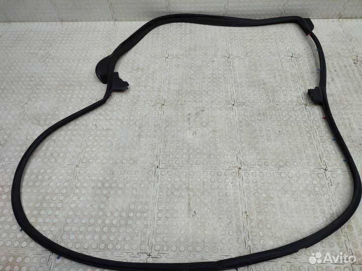 Уплотнитель двери задний левый Toyota Camry XV70