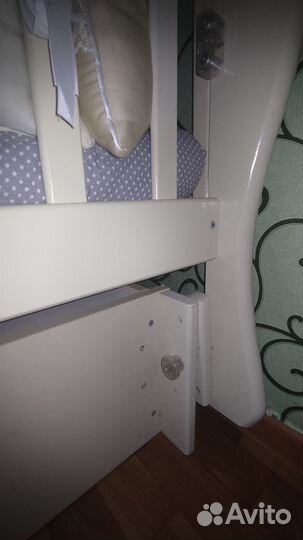 Кроватка с маятником, ящиком и принадлежностями