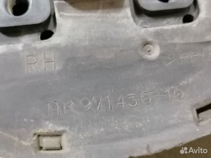 Крепёж рейлинга правый для Mitsubishi Outlander 1