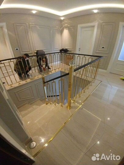 Лестница в дом, в студию, апартаменты