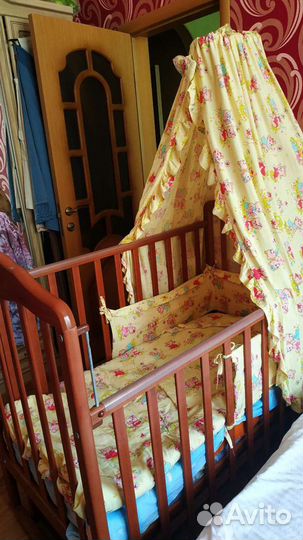 Детская кроватка с поперечным маятником и матрацом