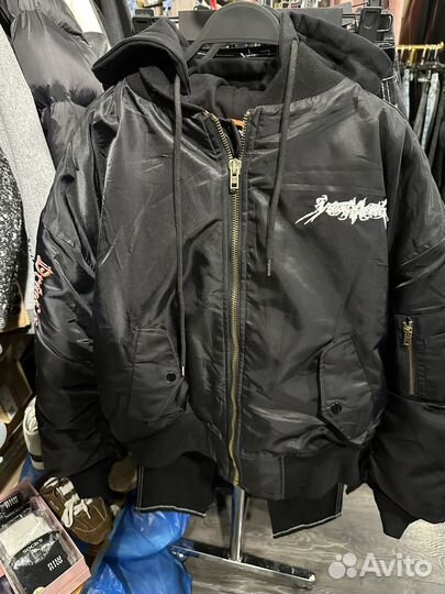 Бомбер vetements total fucking darkness на руках