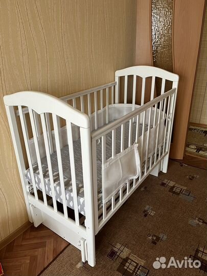 Детская кроватка с маятником