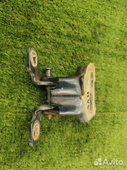 Петля задней левой двери нижняя Renault duster 1