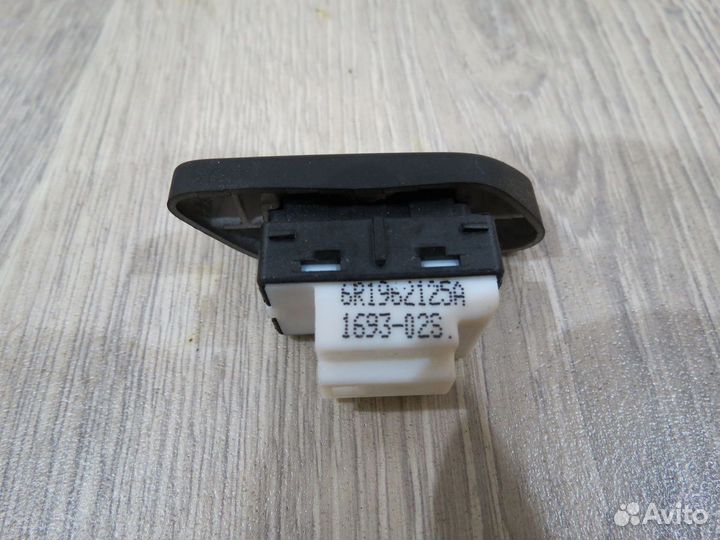 Кнопка центрального замка Volkswagen Polo