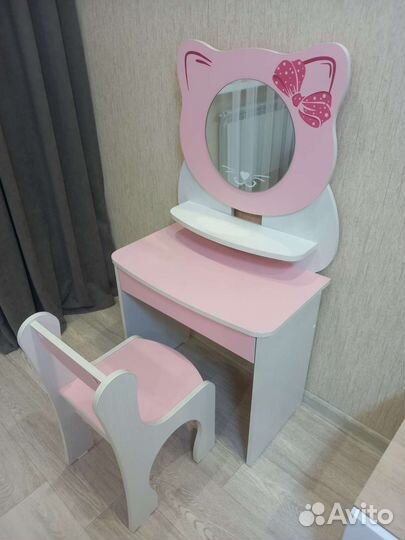 Детский туалетный столик