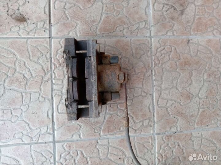 Супорт передний правый на додж статус 2003г