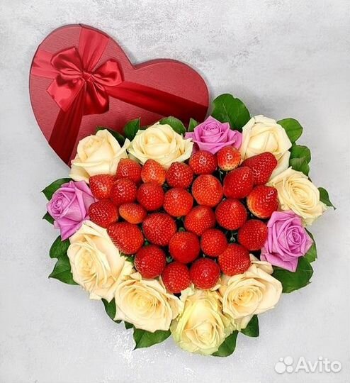 Набор с клубникой и розами. Роскошный подарок