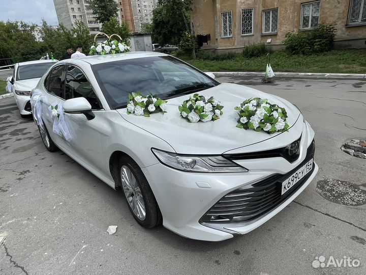 Свадебные украшения на машину, белые розы кольца