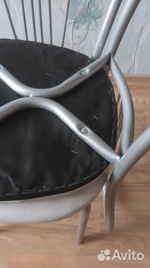 Два одинаковых стула