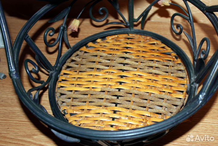 Красивая кованая подставка для цветов