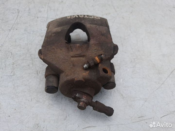 Суппорт передний правый Шкода Октавия А4