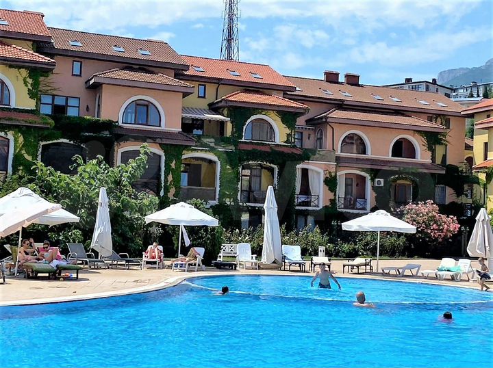 3-к. квартира, 90 м², 1/3 эт.