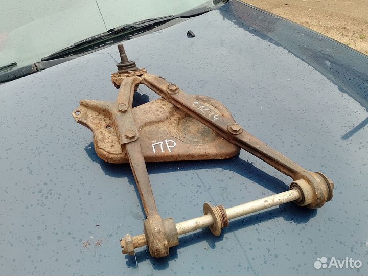 Рычаг нижний правый в сборе Ваз 21214 2123