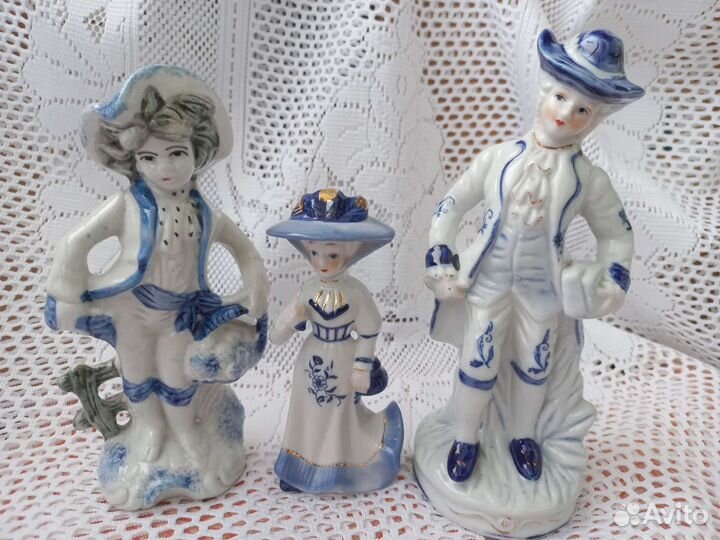 Фарфоровая статуэтка юноша, барышня