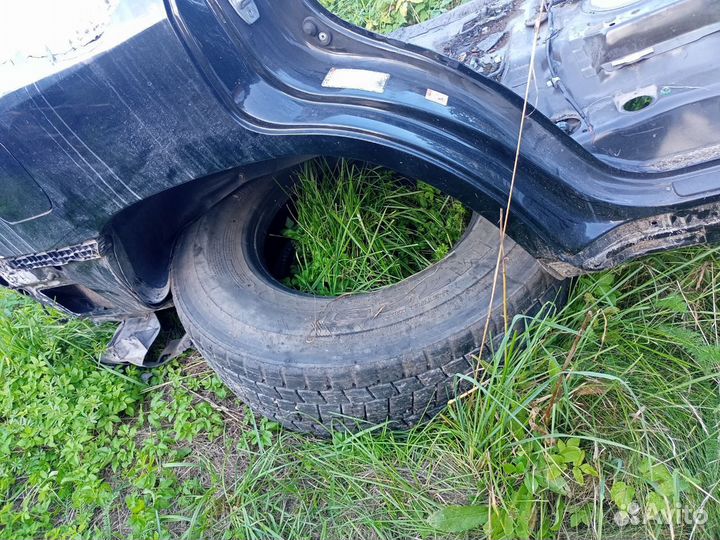 Заднее правое крыло toyota land cruiser 200