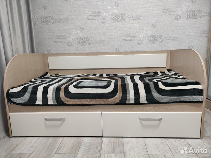 Кровать односпальная с матрасом