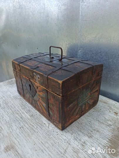 Старинный расписной сундучок 19-го века