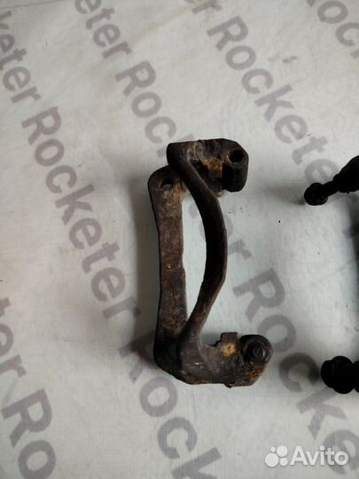 Скоба суппорта передняя Mitsubishi Mirage 4G