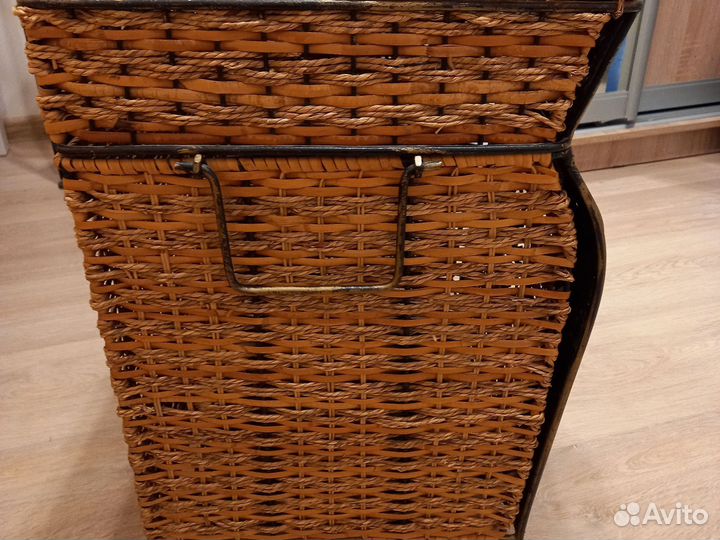 Сундук плетеный с кованой инкрустацией