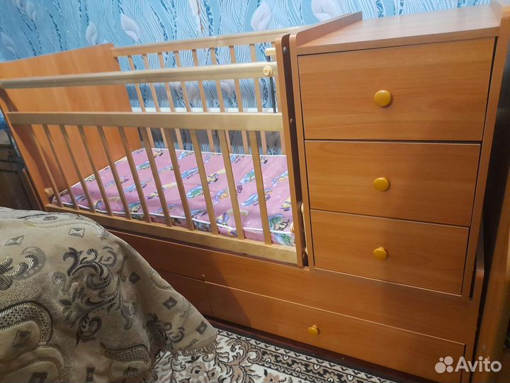 Детская кроватка с поперечным маятником
