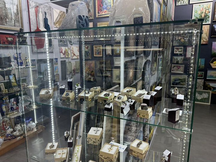 Аренда витрины в галерее