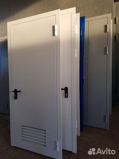 Дверь металлическая с вентиляционной решёткой