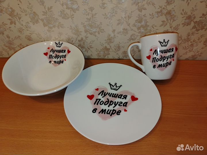 Тарелки и чашка 