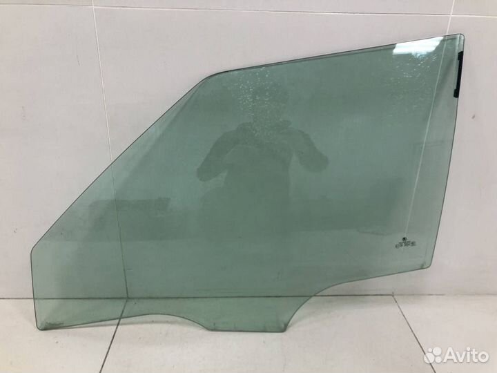 Стекло двери передней левой Skoda Fabia 5J 2007-20