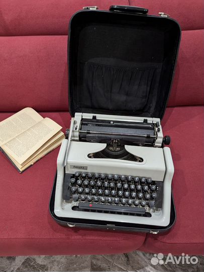 Пишущая машинка Любава